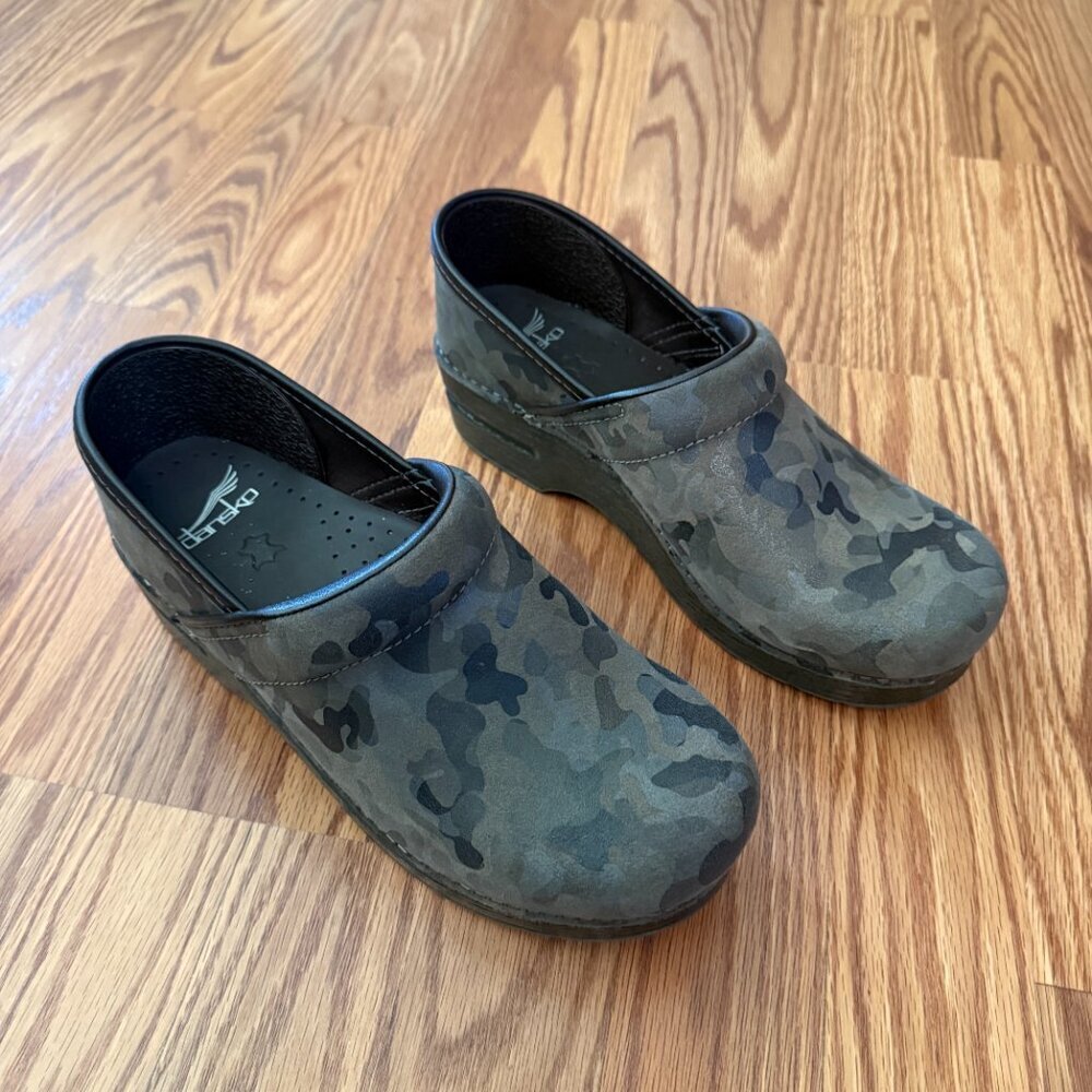 Women's 38/7.5 Dansko Professional Suede Camo Soft Clogs - Picture 2 of 9